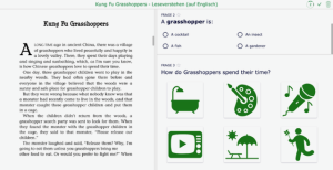 Screenshot der BookWidgets-Übung „Kung Fu Grasshoppers – Leseverstehen" mit Lesetext, Multiple-Choice-Frage und Bildantworten zu Aktivitäten.